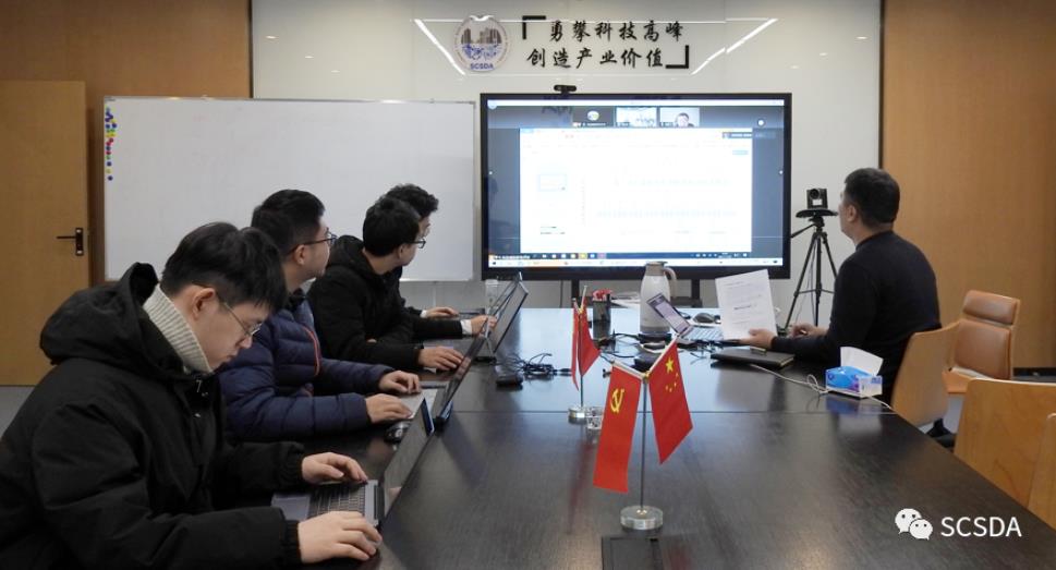 韩达光院长和厉颜璐博士对玻璃幕墙LDV测振试验进行指导和建议